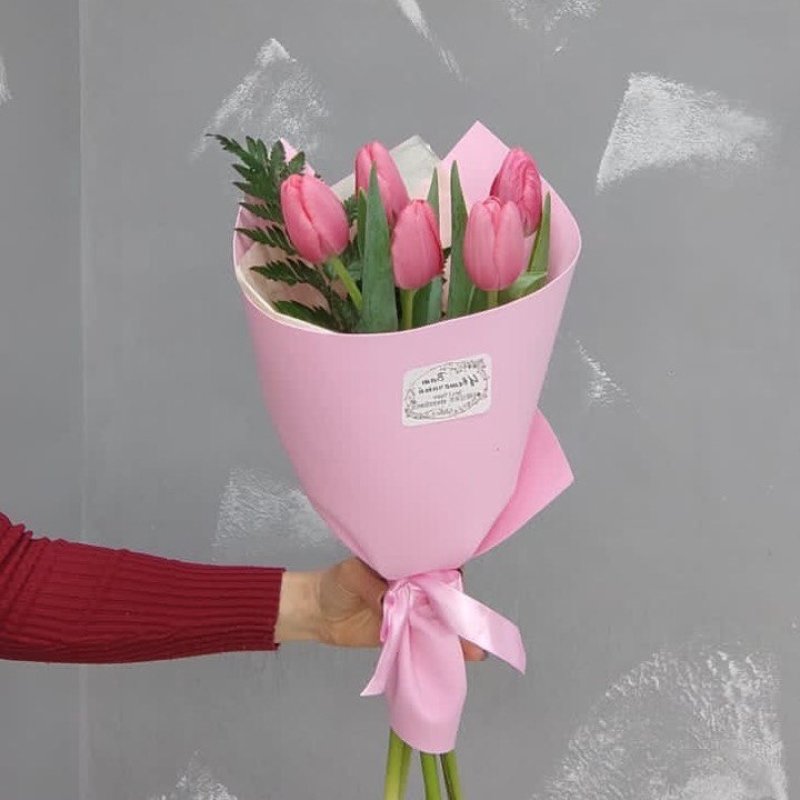 Розовые тюльпаны в упаковке