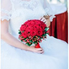 Букет невесты из красных роз 