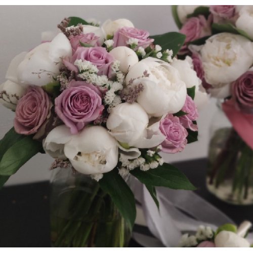 Букет невесты из роз и пионов 